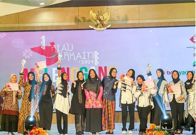 Pj Ketua TP-PKK Hadiri Acara Riau Berkain 2024 Dengan Tema Melenggang Dalam Menyambut Hari Batik Nasional