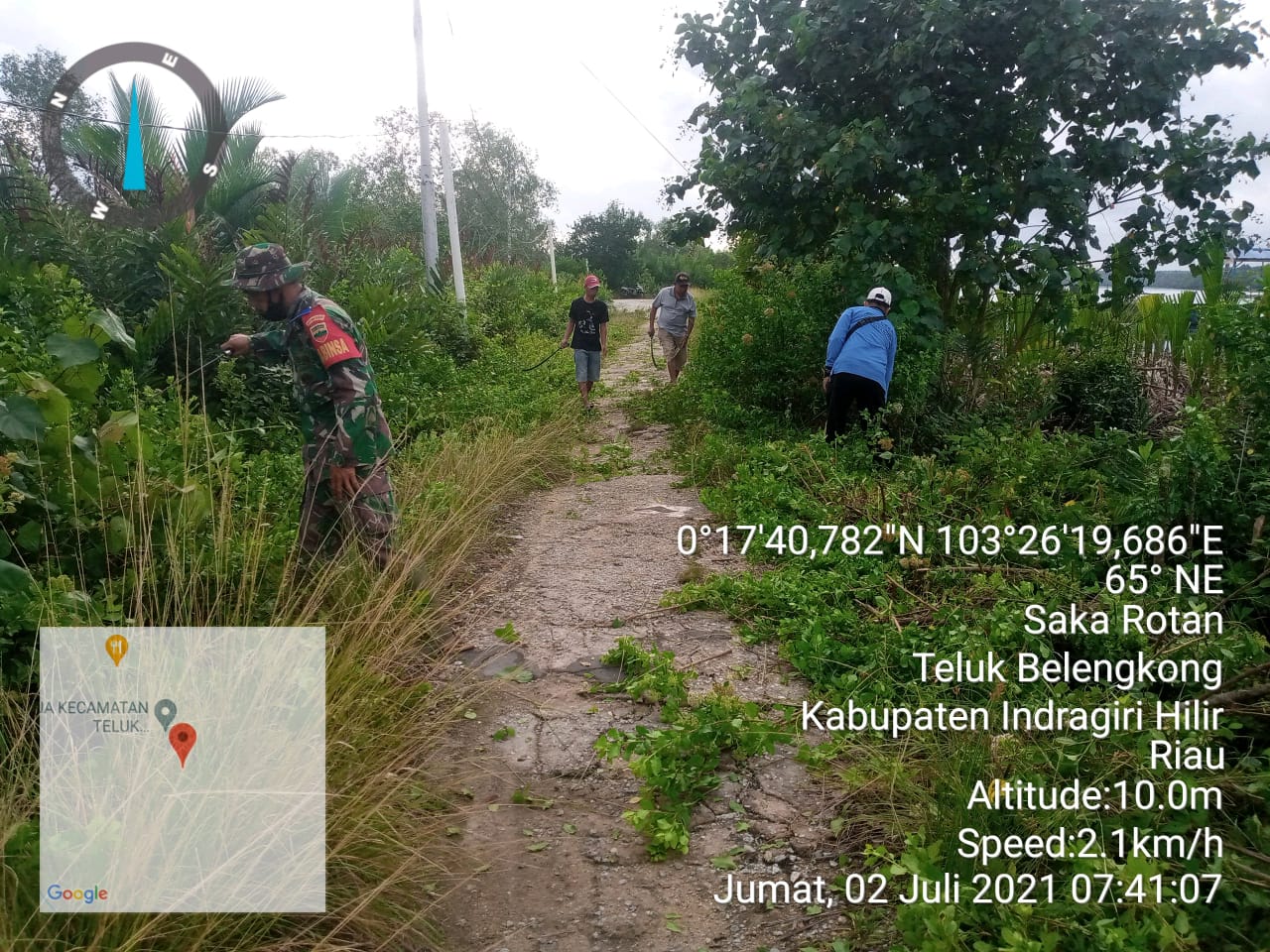 Jumat Bersih, Babinsa Bersama Masyarakat Goro Pembersihan Jalan di Desa Sakarotan