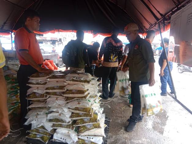 Pemprov Riau Salurkan Bantuan Logistik Untuk Korban Banjir Di Rokan Hulu