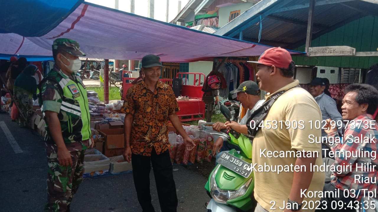 Babinsa Koramil 03/Tpl Komsos dengan Pengelola Pasar Tradisional Sungai Salak