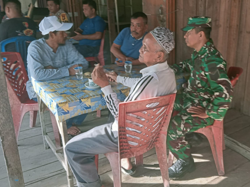 Babinsa 05/Gas Serma Nawawi Komsos Bersama Warga Setempat