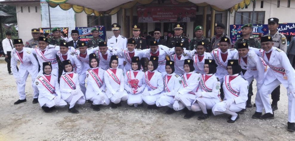 Personil Koramil 03/Tpl Mengikuti Upacara HUT RI Ke-78 di Halaman Kecamatan Kempas