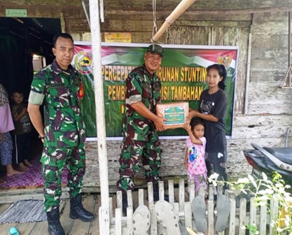 Peduli Sesama, Babinsa 04/Kdr Berbagi Kepada Anak Stunting di Binaan