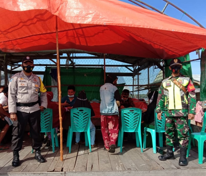 Babinsa Serda Ichlas Manalu dan Bhabinkamtibmas Kembali Dampingi Penyaluran BST di Desa Sungai Bela