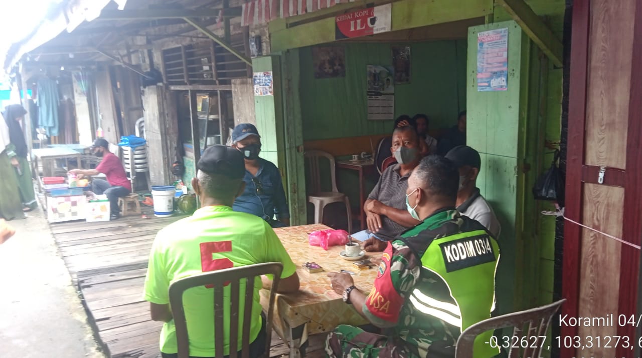 Tegakkan Protkes, Babinsa 04/Kuindra Juga Ajak Masyarakat untuk Ikut Vaksin