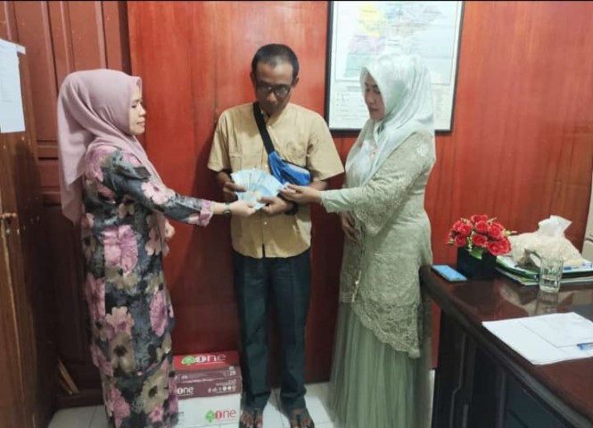 Dinsos Inhil Serahkan Bantuan Secara Langsung Kepada Pasien Asal Keritang