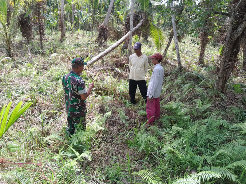 Babinsa Koramil 07/Reteh Menyampaikan Kepada Masyarakat Agar Tetap Menjaga Lahan Untuk Mencegah Terjadinya Karhutla