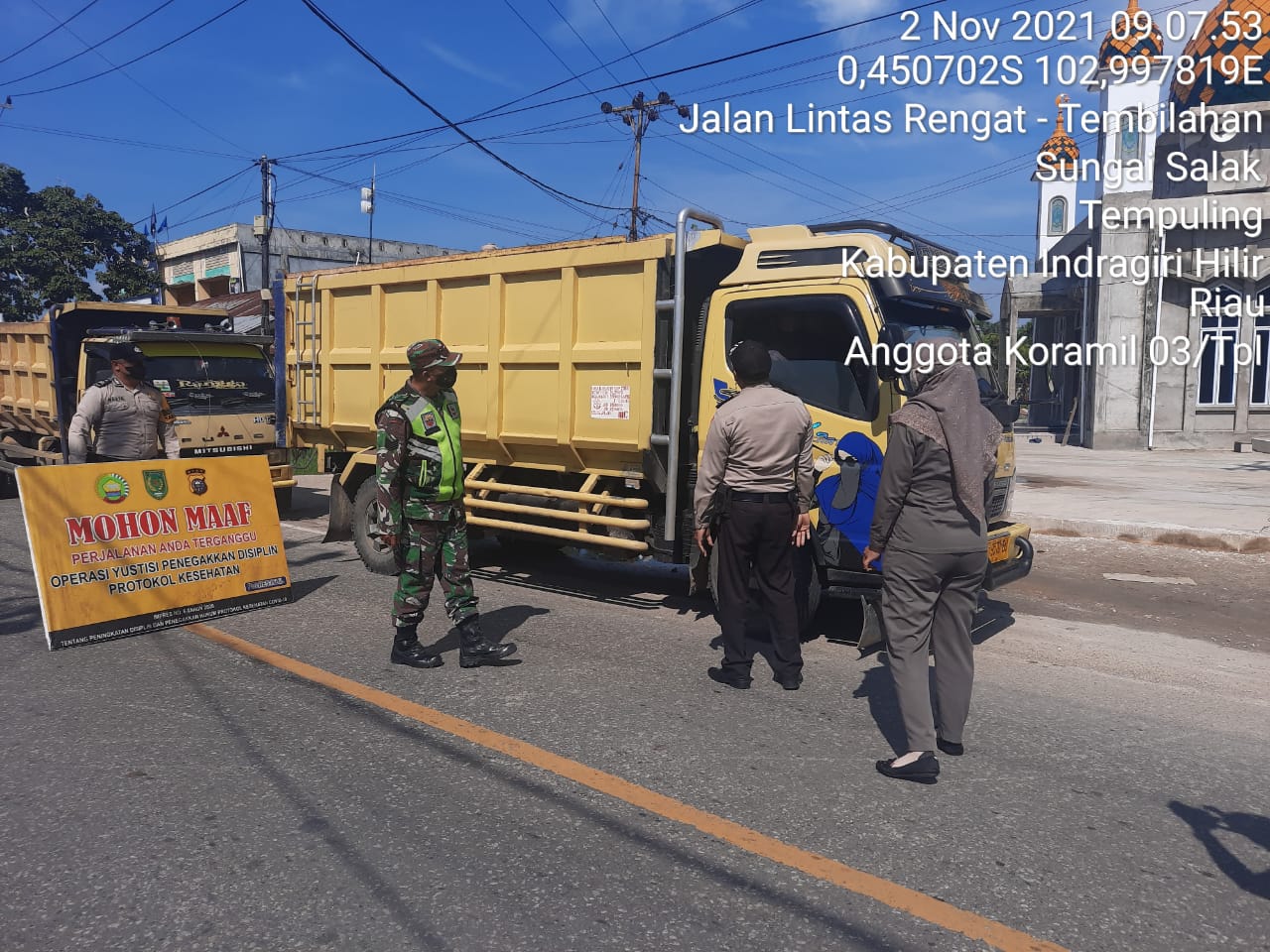 Sinergi Babinsa 03/Tempuling dan Bhabinkamtibmas Tegakkan Disiplin Protkes