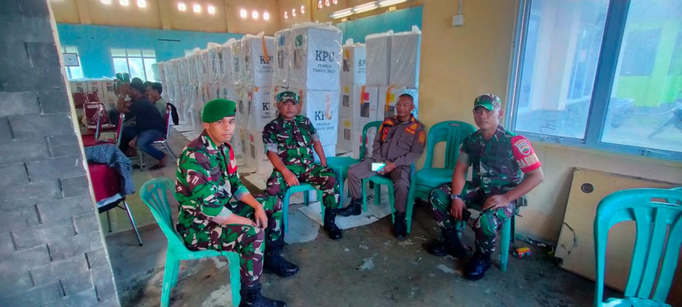 Anggota Babinsa Koramil 05/Gas Lakukan Pam Pleno Rekapitulasi Penghitungan Suara di Binaan