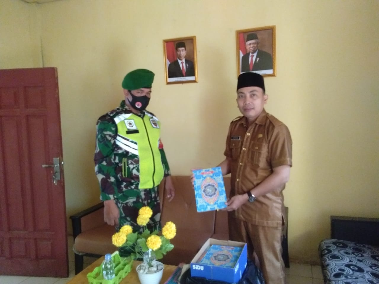 Koramil 09/Kemuning Kodim 0314/Inhil Berikan Wakaf Al-Qur'an