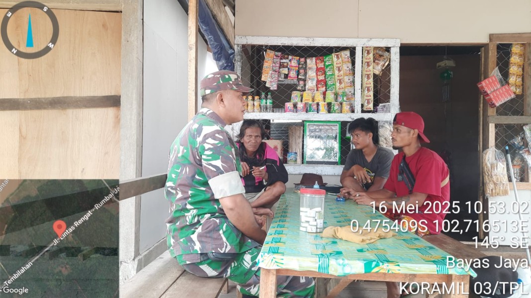 Rutinitas Babinsa Koramil 03/Tpl Silaturahmi dengan Masyarakat di Desa Bayas Jaya