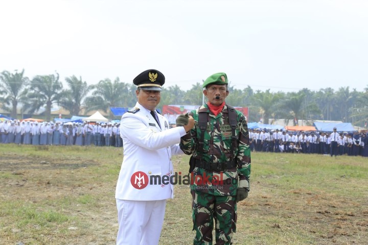 HUT RI ke-74, 2 Orang Personil Koramil 09/Kemuning Jadi Komandan Upacara Tingkat Kecamatan