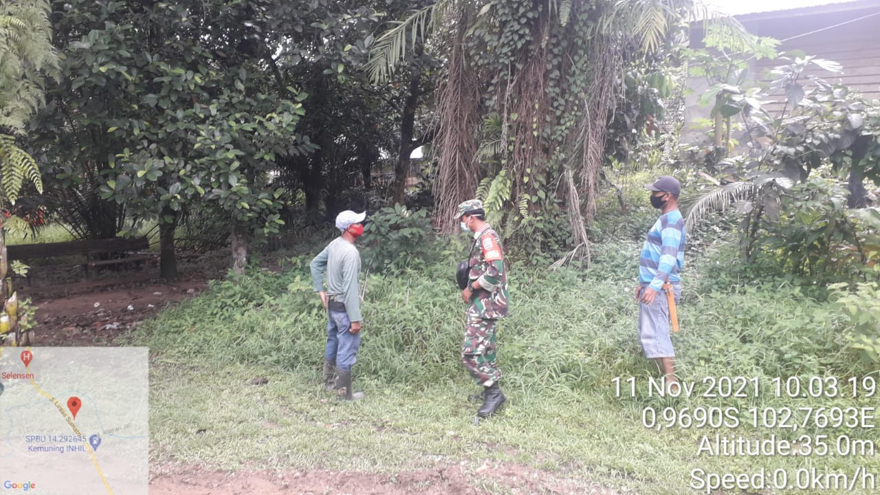 Sambangi Warga yang Dikebun, Babinsa Koramil 09/Kemuning Sosilisasikan Bahaya Karhutla