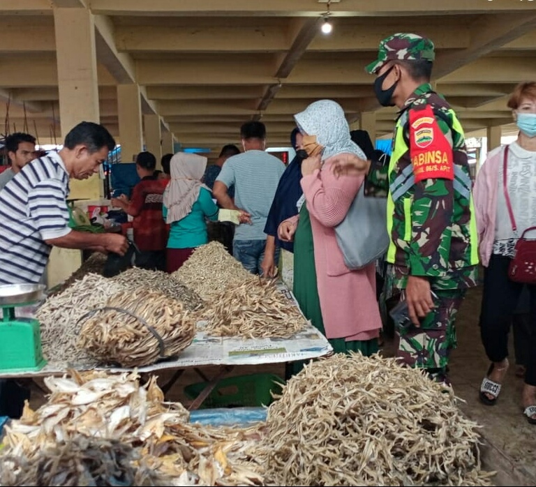 Babinsa Koramil 03/Siak Laksanakan Penegakan Prokes Di Pasar Tradiaional