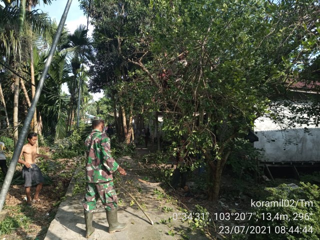 Bersama Masyarakat, Babinsa 02/Tanah Merah Goro Bersihkan Jalan di Desa Selat Nama