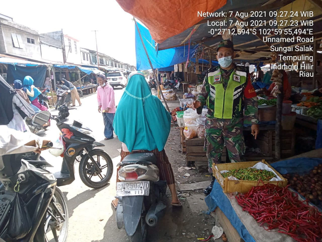 Babinsa Koramil 03/Tempuling Tingkatkan Edukasi Protkes Kepengunjung Pasar