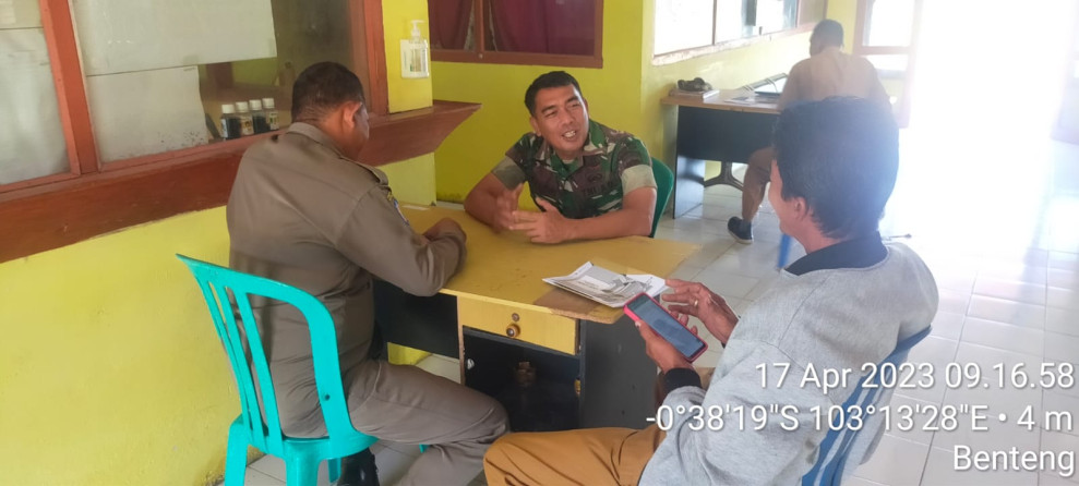 Sertu Bendri Komsos Bersama PLT Kasi Trantib Sungai Batang