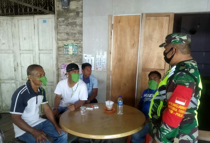 Babinsa Koramil 04/Kuindra Lakukan Penegakan Prokes di Pasar Sapat
