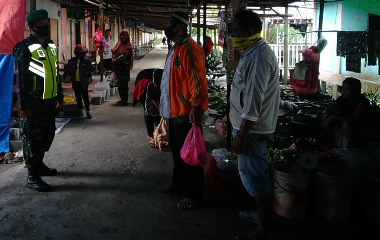 Pasar dan Pelabuhan Rutin Jadi Sasaran Babinsa 04/Kuindra untuk Penegakan Protkes