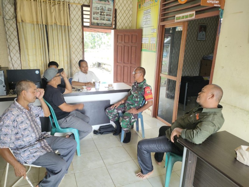 Babinsa Sertu Ichlas Manalu Jalin Silaturahmi dengan Staf Desa, Wujudkan Hubungan Harmonis dan Kemitraan