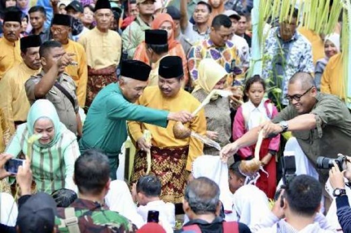 Gubri  dan Bupati Bengkalis Hadiri Iven Festival Mandi Safar di Crossborder Indonesia - Malaysia