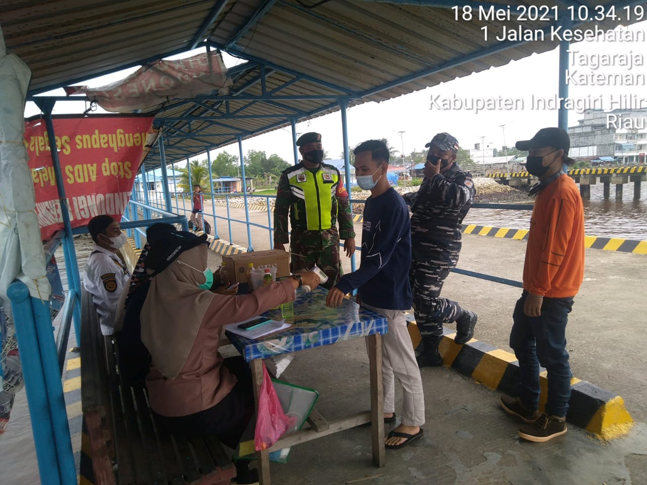 Pencegahan Penularan Corona Terus Dilakukan Kopda Saiful di Pelabuhan Sungai Guntung