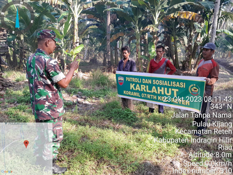 Bersama Masyarakat, Babinsa Koramil 07/Reteh Turun Untuk Melihat Perkembangan Situasi