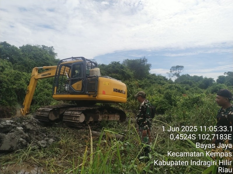 Babinsa Koramil 03/Tpl Serma Dmarianto Lanjutkan Pendampingan Pembuatan Tanggul di Desa Bayas Jaya