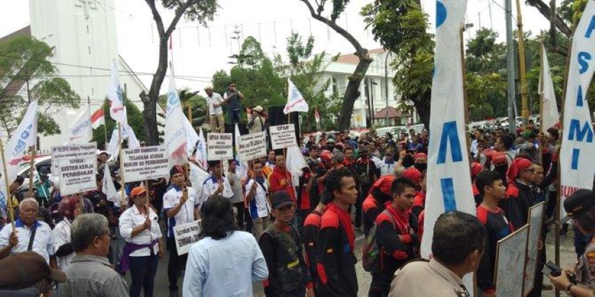 Demo di Kantor Gubernur, Buruh Medan Tolak Revisi UU Ketenagakerjaan