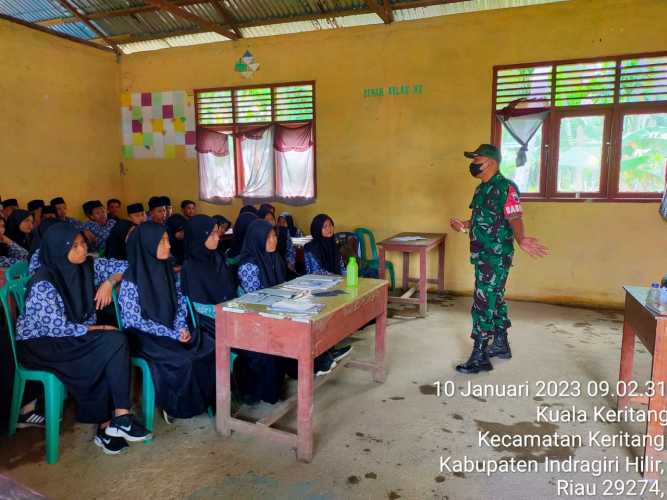 Komsos Sekaligus Sosialisasi Terkait Narkoba Kepada Siswa/I Oleh Babinsa Koramil 09/Kemuning
