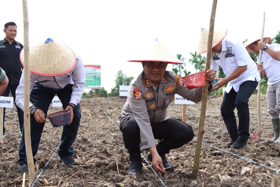 Polres Indragiri Hilir Bersama Forkopimda Lakukan Penanaman Jagung Serentak Kuartal IV Tahun 2025