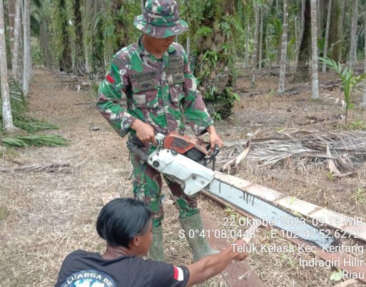 Jaga Budaya Gotong-royong, Babinsa Koramil 09/Kemuning Saling Membantu Antar Sesama