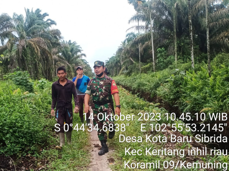 Babinsa Koramil 09/Kemuning Bersama Warga Terus Lakukan Pencegahan Karhutla di Wilayah