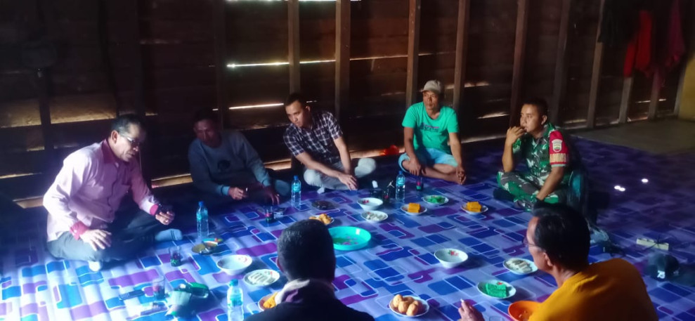 Jalin Komsos, Babinsa Ingatkan Warga Memasuki Musim Kemarau Bahaya Karhutla