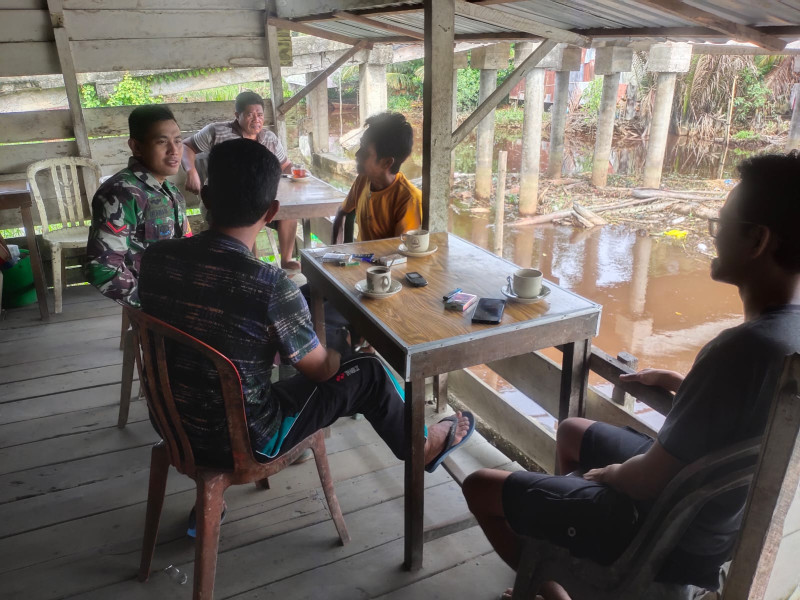 Dengan Kebersamaan, Babinsa Kopda Irawan Berbagi Informasi Dengan Masyarakat