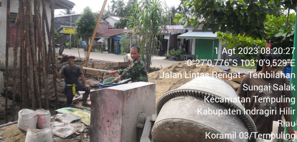 Babinsa 03/Tpl Bersama Warga Lakukan Gotong Royong Bangun Gedung Serbaguna