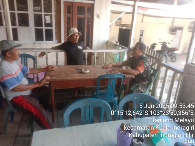 Babinsa Serda Ali Borkat Harahap Laksanakan Komsos untuk Meningkatkan Tali Silaturahmi dengan Masyarakat