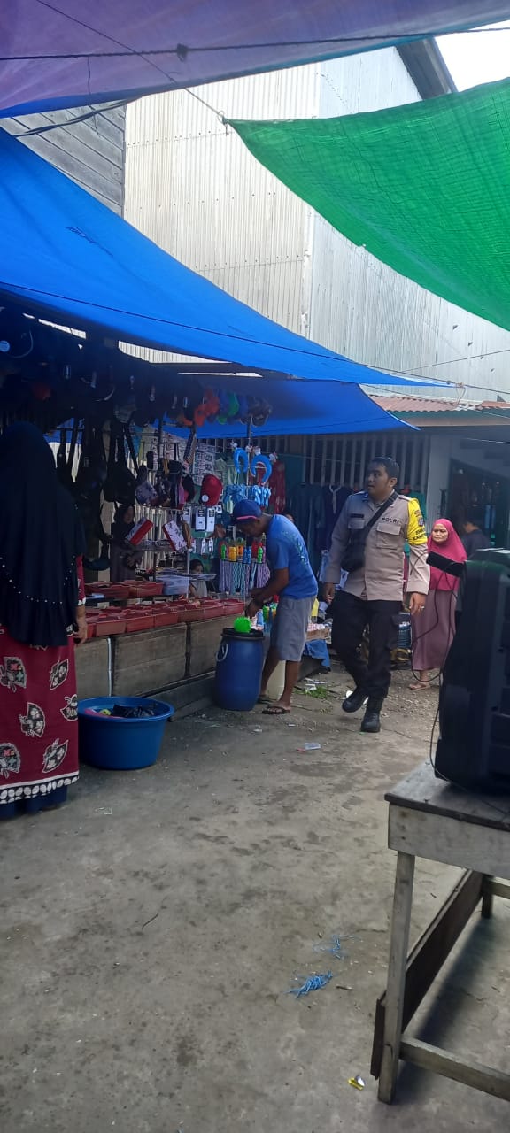 Bhabinkamtibmas Melaksanakan Giat Patroli dan Sambang di Pasar Mingguan Desa Gembira