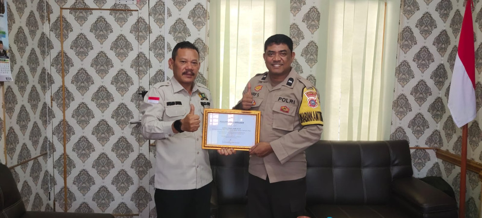 Dua Anggota Bhabinkamtibmas Polres Inhu Terima Penghargaan dari Anggota DPR-RI