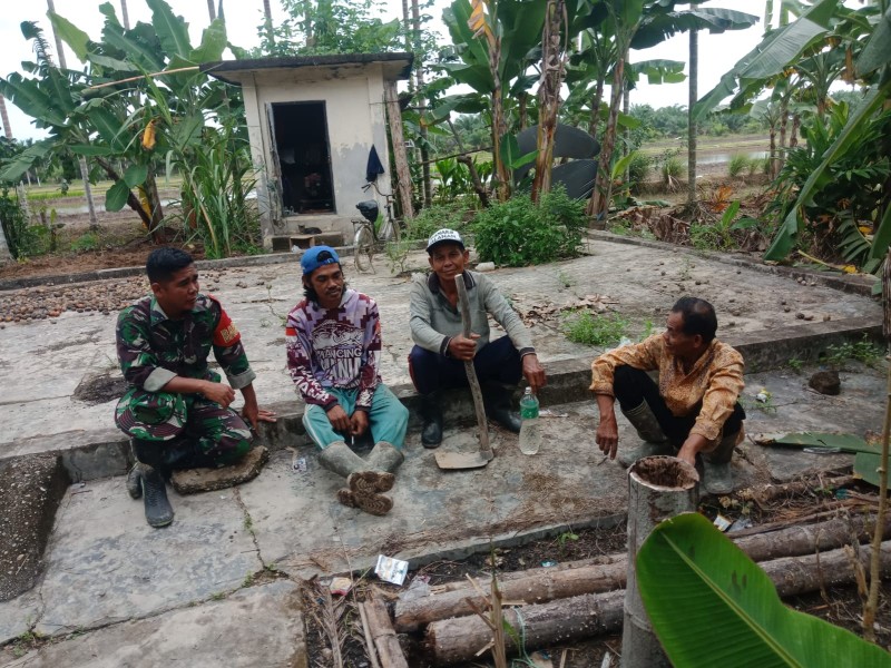 Babinsa Riko: Komsos Humanis di Pekan Tua, Jalin Kedekatan Lewat Gotong Royong