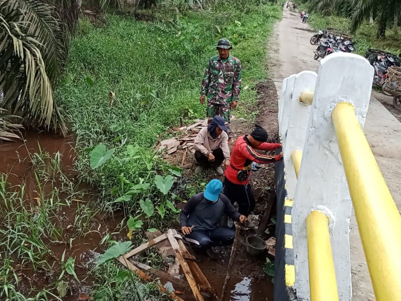 Anggota Satgas TMMD Kodim 0314/Inhil Bersihkan Sisa Material Pembangunan Jembatan