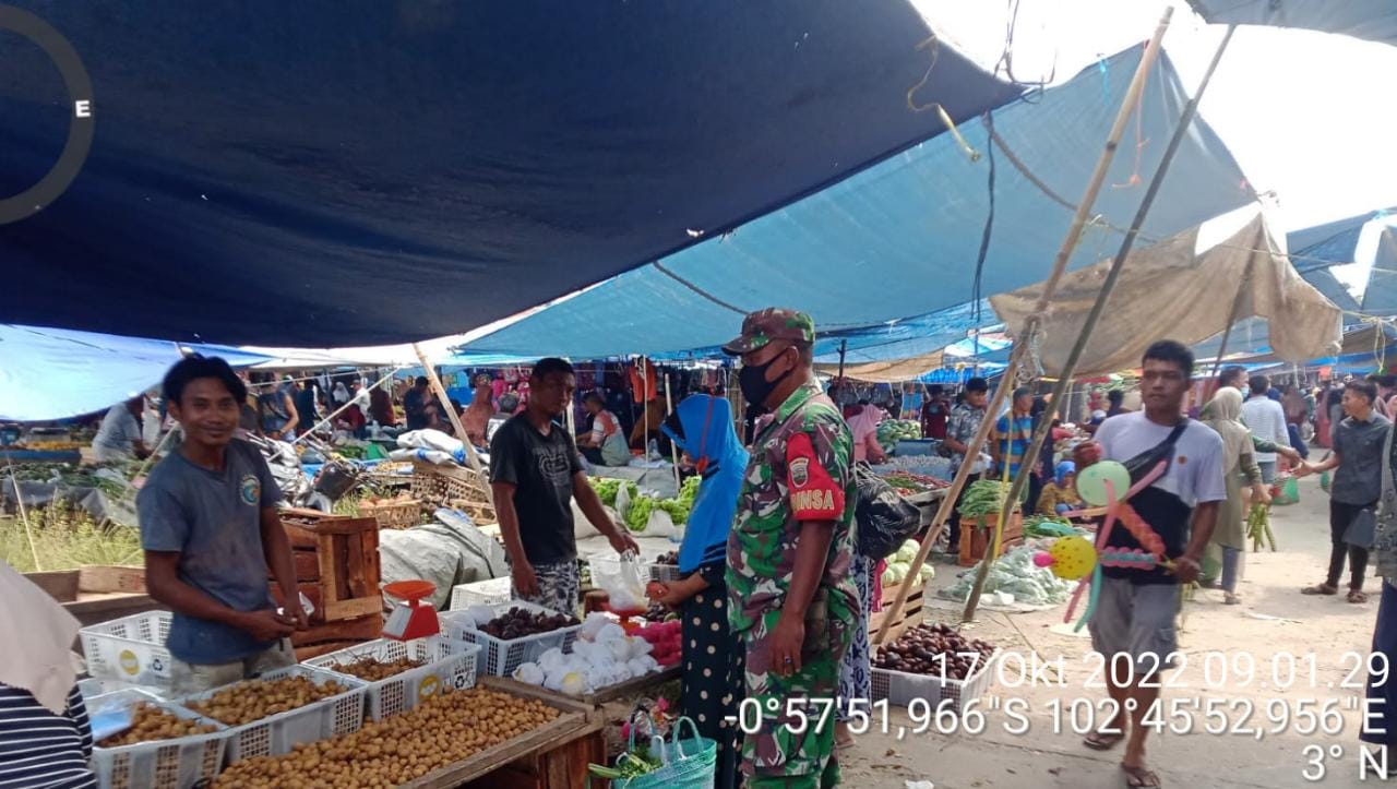 Terkait Prokes, Babinsa Koramil 09/Kemuning Terus Ingatkan Warga