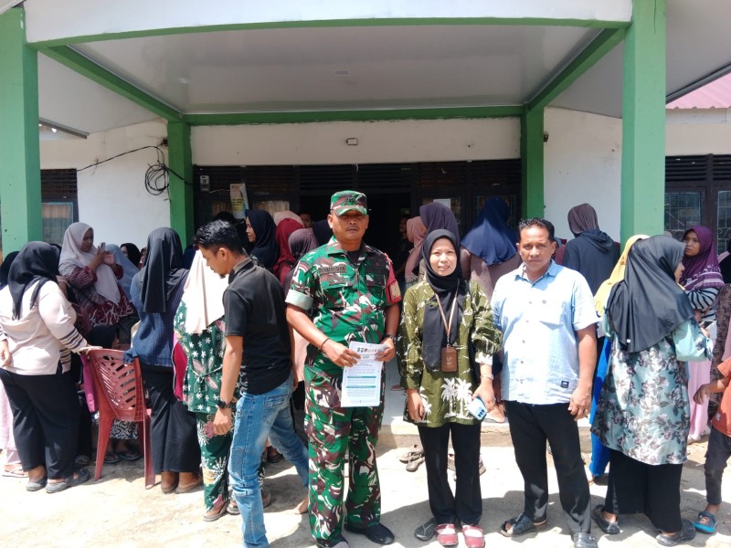 Babinsa Limau Manis Kawal Pembagian Sembako 155 KK Di Kecamatan Kemuning