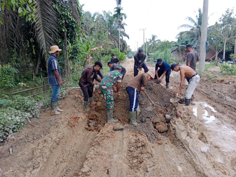 Goro Penimbunan Jalan Desa, Wujud Nyata Sinergitas TNI dan Masyarakat di Kemuning