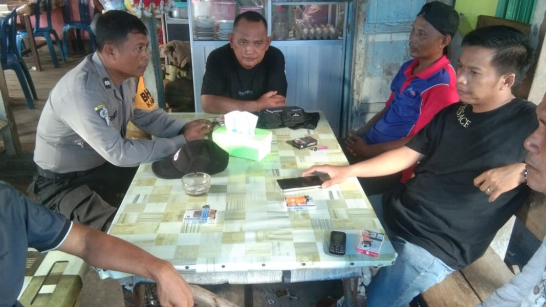 Rutinitas Bhabinkamtibmas Desa Teluk Merbau Aiptu Heriyanto Laksanakan Sambang Warga dan Sampaikan Pesan Kamtibmas