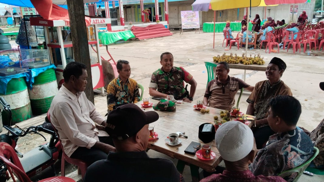 Babinsa Koramil 05/Gas Serda Guntur Komsos Bersama Masyarakat di Wilayah Binaan