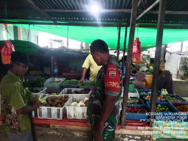Babinsa Koramil 04/Kuindra Pantai Kestabilan Harga Bahan Pokok di Pasar