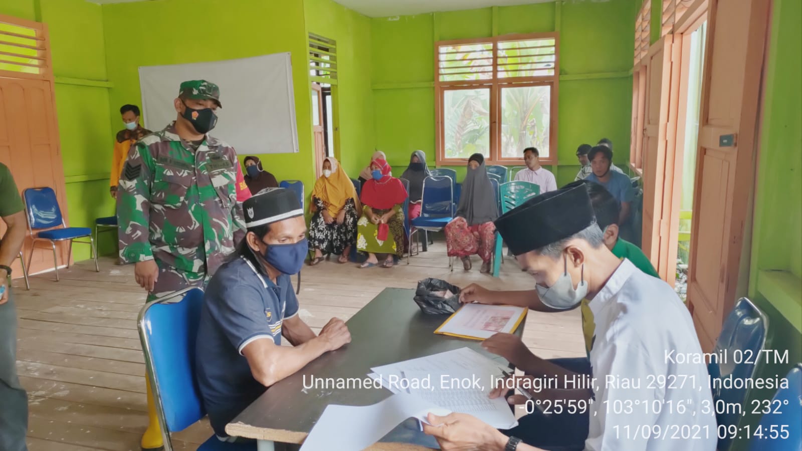 Babinsa 02/Tanah Merah Kembali Dampingi Penyaluran BLT di Sungai Lokan