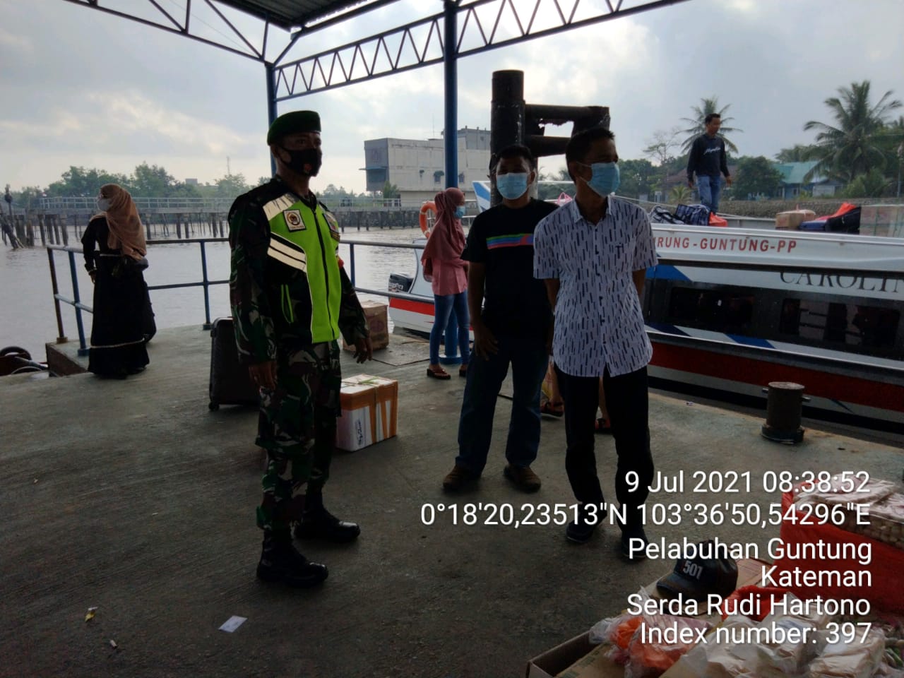 Babinsa Koramil 06/Kateman Ajak Warga di Pelabuhan Agar Perhatikan Protokol Kesehatan