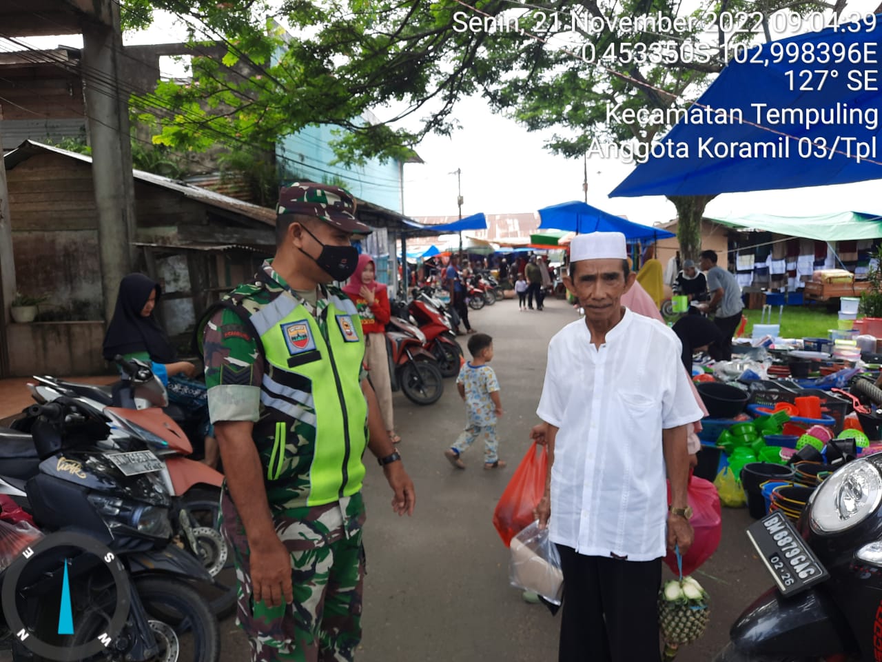 Sambangi Pasar Tradisional, Babinsa Koramil 03/Tpl Ajak Warga Tetap Waspada Covid-19